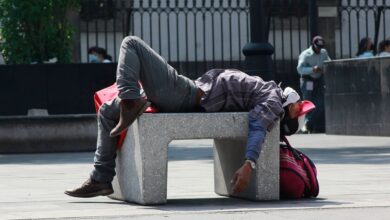 Persona desmayada en la calle debido al calor