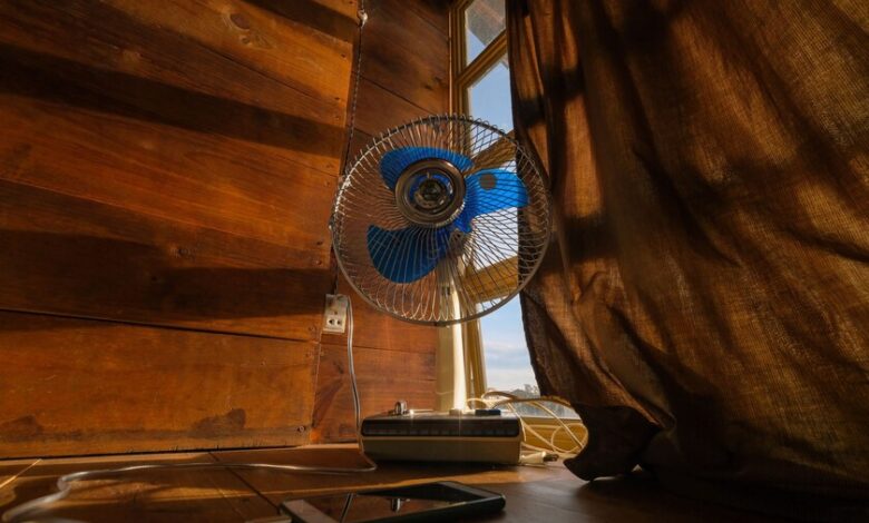 Ventilador en una habitación calurosa