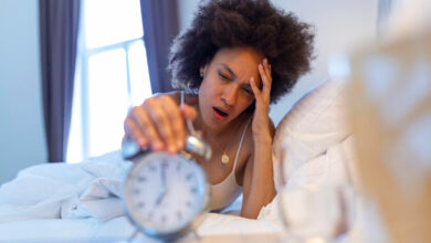 Persona durmiendo con un ventilador encendido