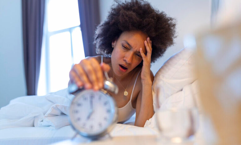 Persona durmiendo con un ventilador encendido