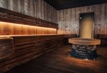 Persona relajada en una sauna