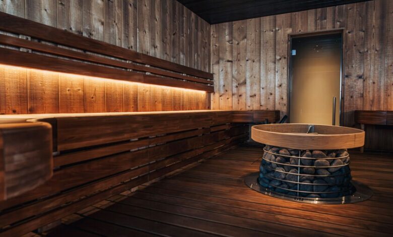 Persona relajada en una sauna