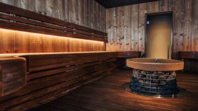 Persona relajándose en una sauna