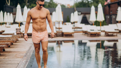 Persona en la playa con un bañador