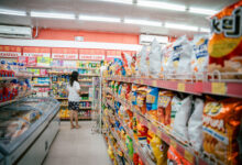 Imagen de una persona leyendo las etiquetas de los productos en un supermercado