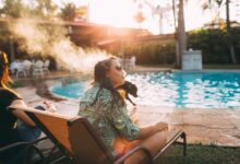 Imagen de una terraza vacía sin humo, simbolizando el cambio hacia un entorno más saludable