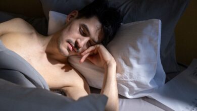 Persona despertando en la noche debido al calor