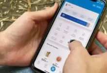 Imagen de una persona utilizando un teléfono móvil con una aplicación bancaria