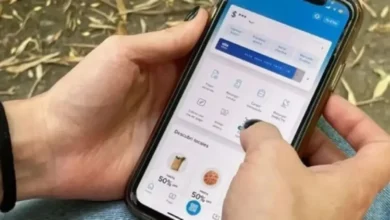 Imagen de una persona utilizando un teléfono móvil con una aplicación bancaria