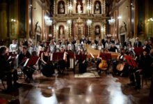 Músicos en una iglesia barroca