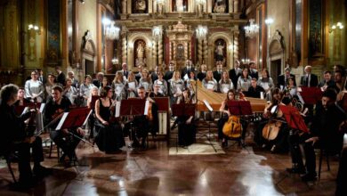Músicos en una iglesia barroca