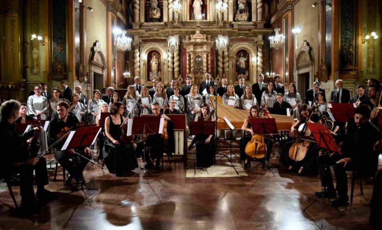 Músicos en una iglesia barroca