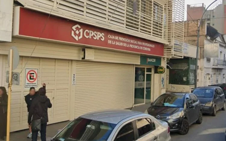 Profesionales de la salud reunidos para discutir el conflicto con la Caja de Previsión Social