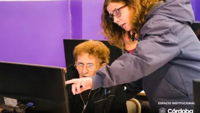 Imagen de una persona estudiando con un laptop y libros, representando la formación y el aprendizaje