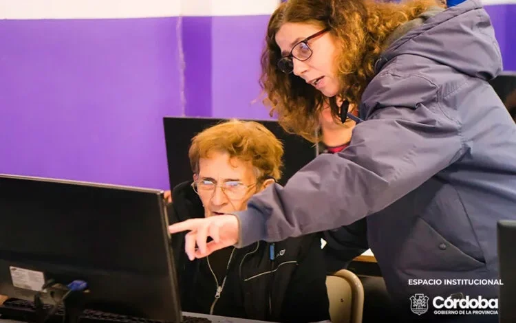 Imagen de una persona estudiando con un laptop y libros, representando la formación y el aprendizaje