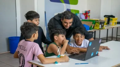 Niños construyendo robots en un taller de robótica