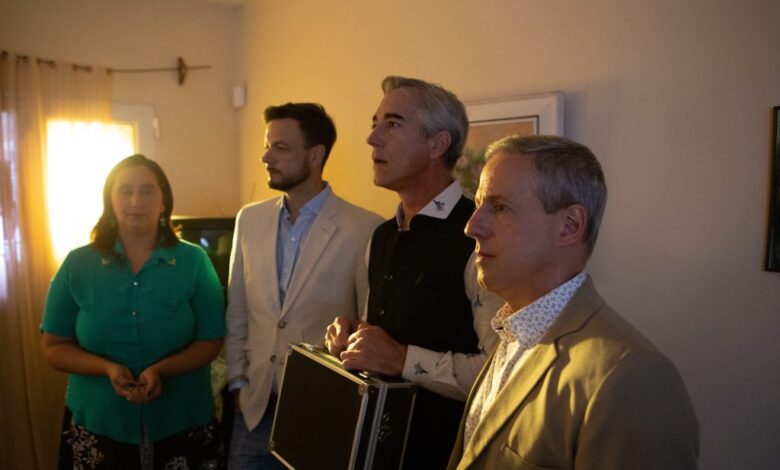 Imagen de la película 'El club de pesca' con los actores principales.