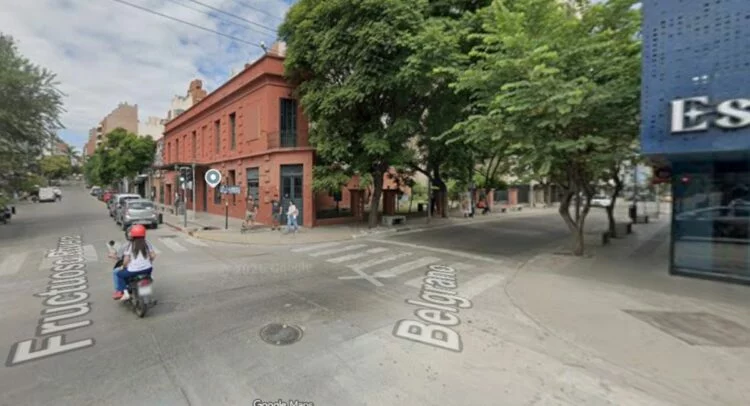 Imagen de la calle Belgrano en Córdoba con señales de tráfico y desvíos