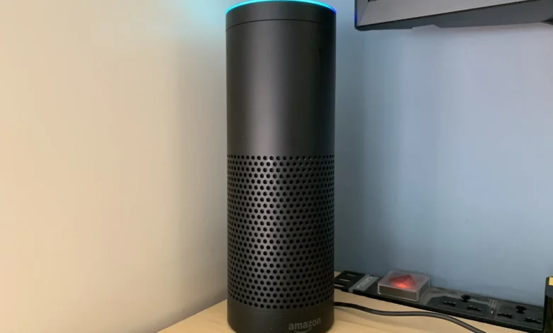 Imagen de un Amazon Echo original en funcionamiento