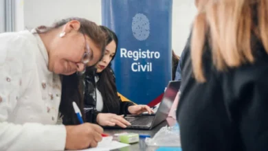 Personal del Operativo DNI atendiendo a ciudadanos en un centro vecinal