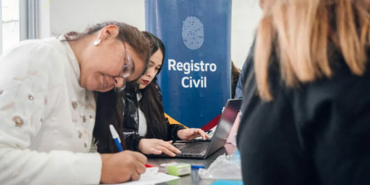 Personal del Operativo DNI atendiendo a ciudadanos en un centro vecinal