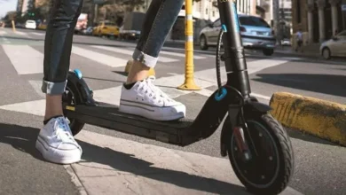 Persona usando un monopatín eléctrico en la calle