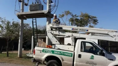 Foto de un técnico de la Epec trabajando en una línea de energía eléctrica