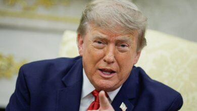 Trump y funcionarios iraníes en una reunión de negociaciones