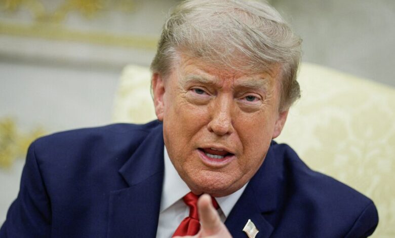 Trump y funcionarios iraníes en una reunión de negociaciones