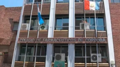 Farmacia con medicamentos y un farmacéutico asesorando a un paciente