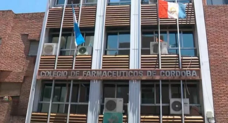 Farmacia con medicamentos y un farmacéutico asesorando a un paciente
