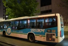 Imagen de una calle vacía en Córdoba con un colectivo detenido