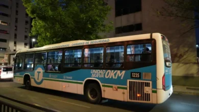 Imagen de una calle vacía en Córdoba con un colectivo detenido