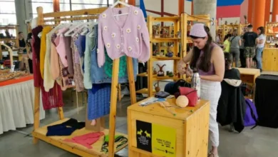 Imagen de la feria de artesanías con stands y productos artesanales