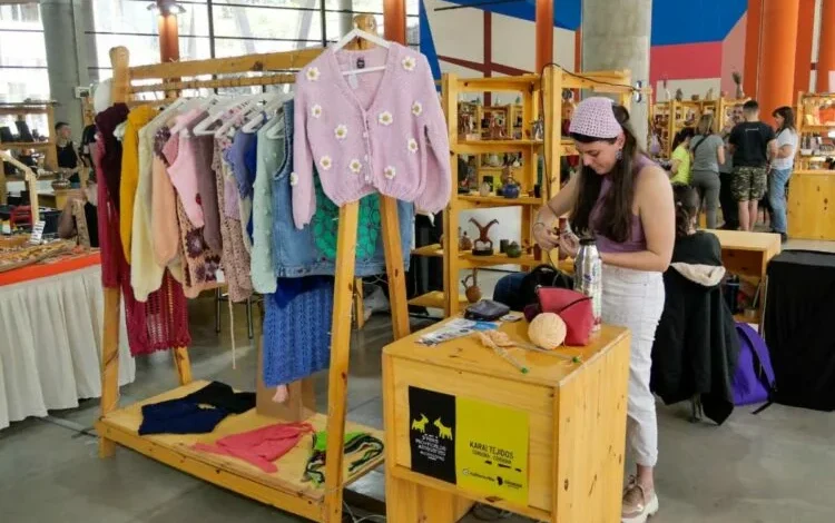 Imagen de la feria de artesanías con stands y productos artesanales