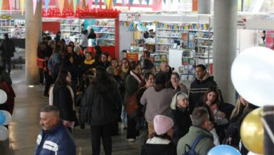 Niños explorando libros en la Feria Infantil del Libro de Córdoba