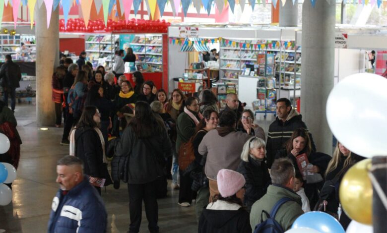 Niños explorando libros en la Feria Infantil del Libro de Córdoba