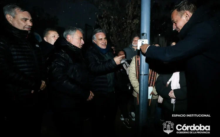Inauguración de la iluminación de la plaza Soldado Aeronáutico en Córdoba