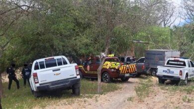 Imagen de una fosa clandestina en Ecuador, con restos humanos y equipo de investigación
