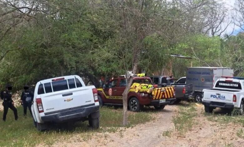 Imagen de una fosa clandestina en Ecuador, con restos humanos y equipo de investigación