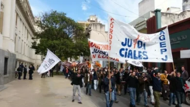 Imagen de empleados judiciales en huelga frente a un tribunal en Córdoba