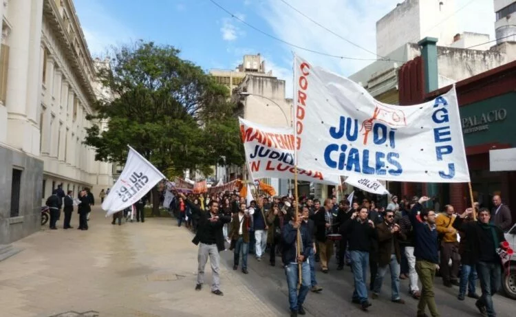 Imagen de empleados judiciales en huelga frente a un tribunal en Córdoba
