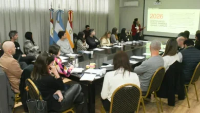 Imágenes de tráfico en Córdoba con señales de tránsito y peatones
