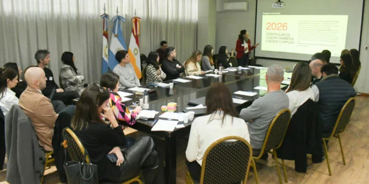 Imágenes de tráfico en Córdoba con señales de tránsito y peatones