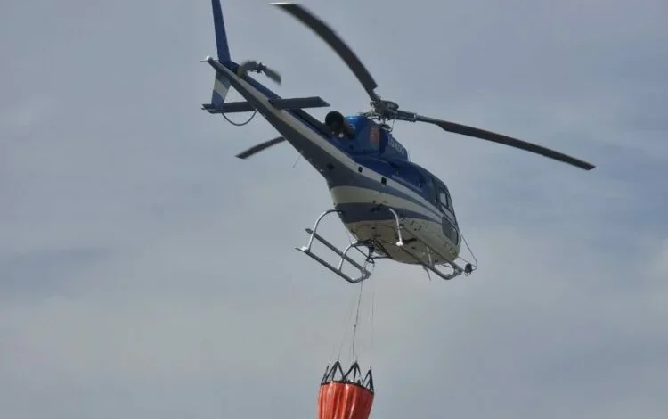 Helicóptero y aviones hidrantes en misión de vigilancia aérea