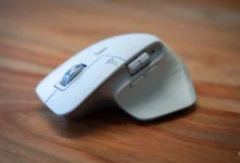 Imagen de un ratón Logitech con la aplicación OpenLogi en una pantalla de computadora