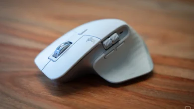 Imagen de un ratón Logitech con la aplicación OpenLogi en una pantalla de computadora