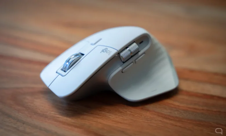 Imagen de un ratón Logitech con la aplicación OpenLogi en una pantalla de computadora