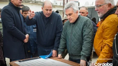 Imagen del gobernador Llaryora inspeccionando obras de pavimentación y red cloacal en barrio Villa Unión