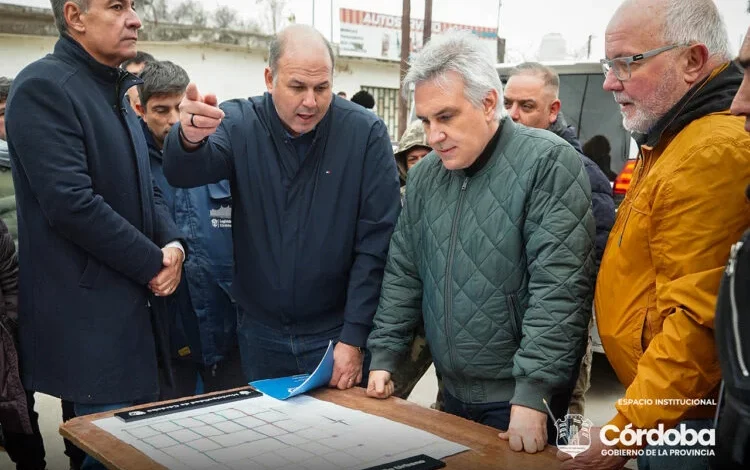 Imagen del gobernador Llaryora inspeccionando obras de pavimentación y red cloacal en barrio Villa Unión